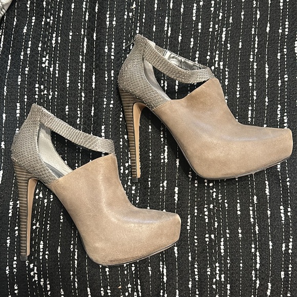 Jessica Simpson platform bootie in a stone/tan color- never worn - Picture 4 of 7
